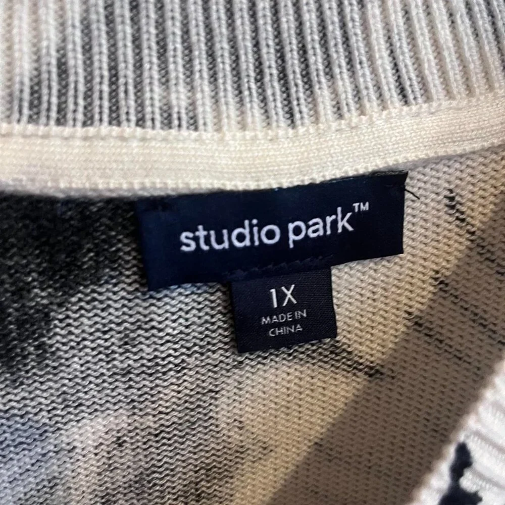 Like New Studio Park x Leah Williams Floral‎ Daze Black and White Sweater
